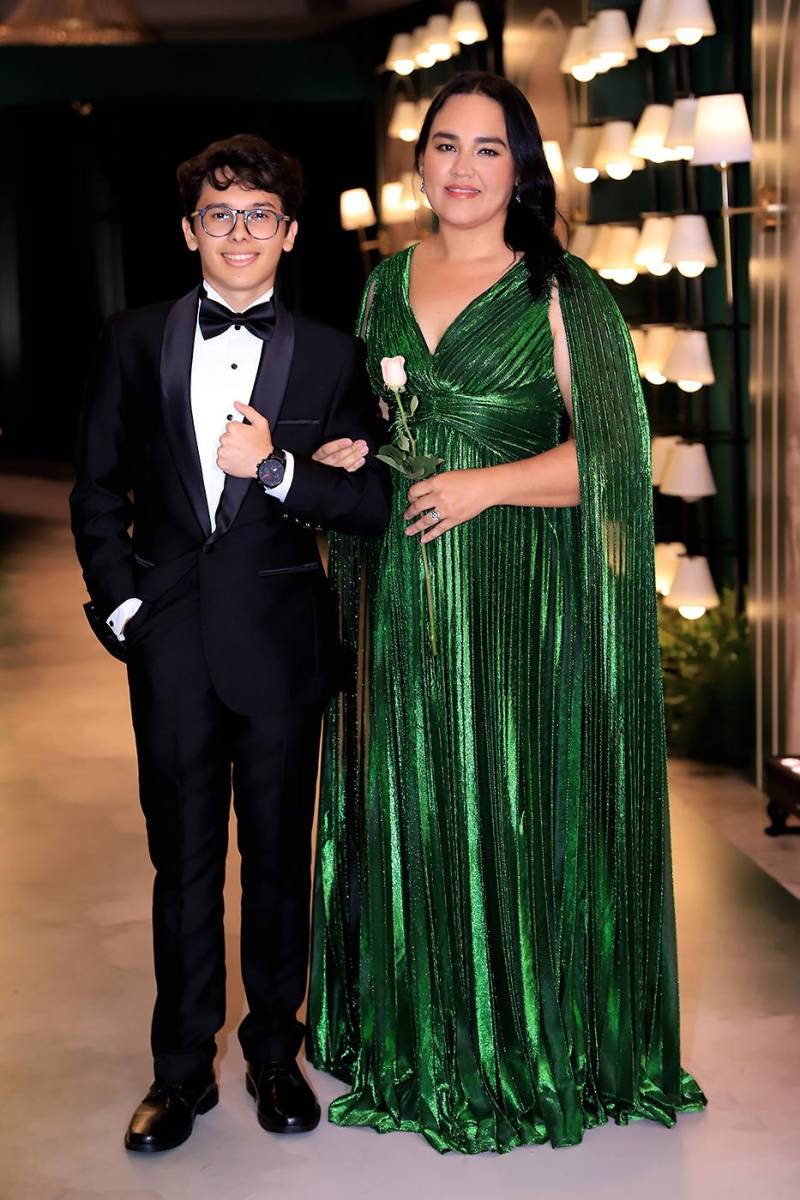 Ian André con su madre Gina Naira