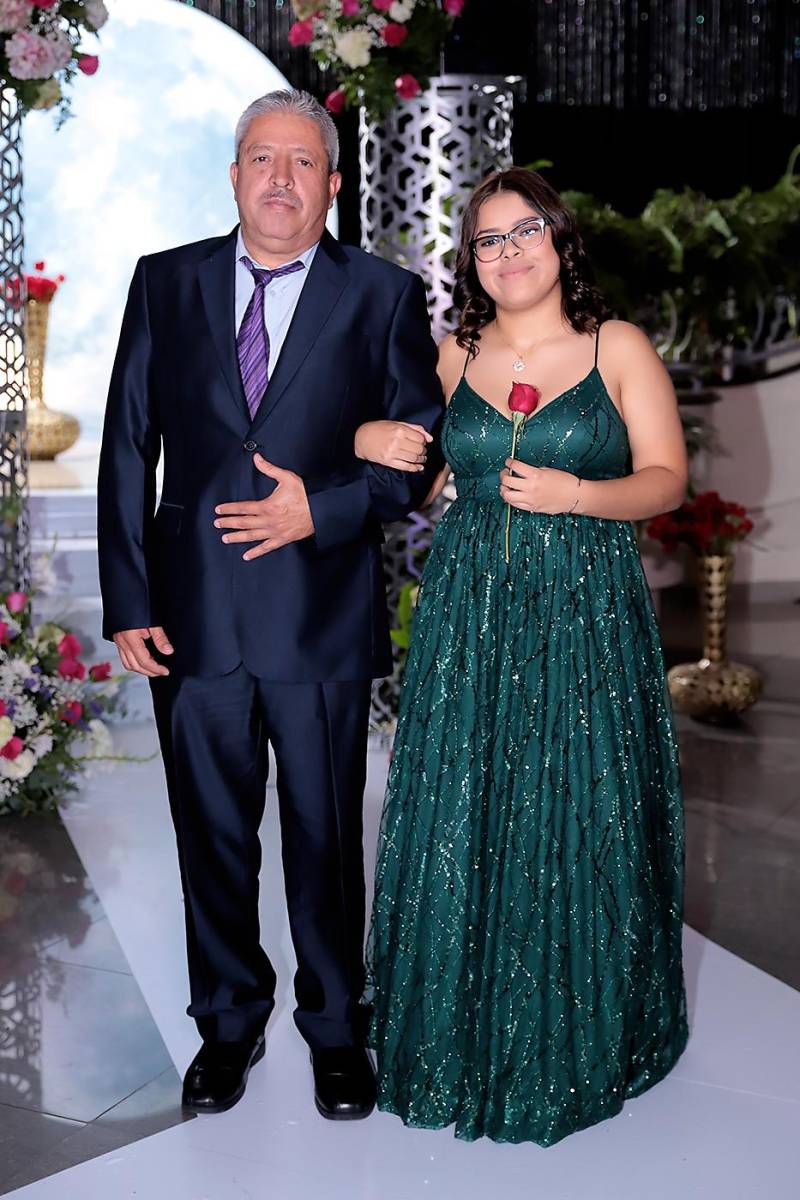 Desfile padres e hijos de la prom 2024 del Instituto San José del Carmen