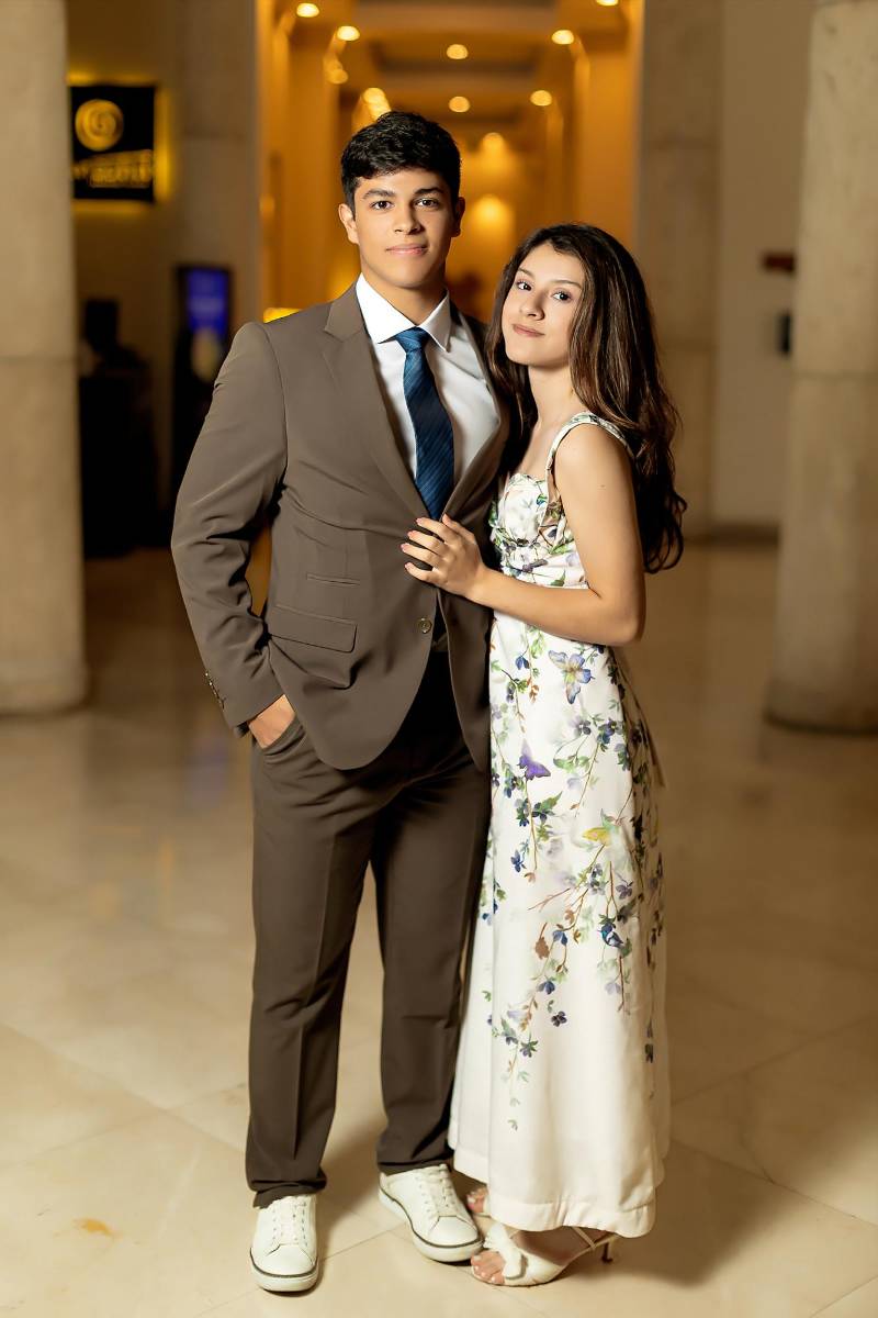 En una mañana cálida, los juniors 2026 de La Estancia School celebraron un brunch en el Hotel InterContinental San Pedro Sula. Los jóvenes llegaron emocionados a la cita, luciendo elegantes atuendos y listos para compartir un momento especial entre risas, fotografías y buena compañía, antes de despedirse del año escolar.