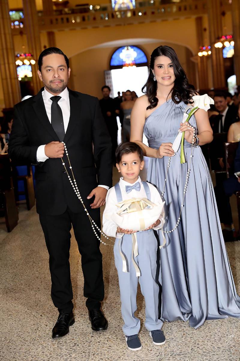 Javier y Mateo Morazán con Ninoska Oliva