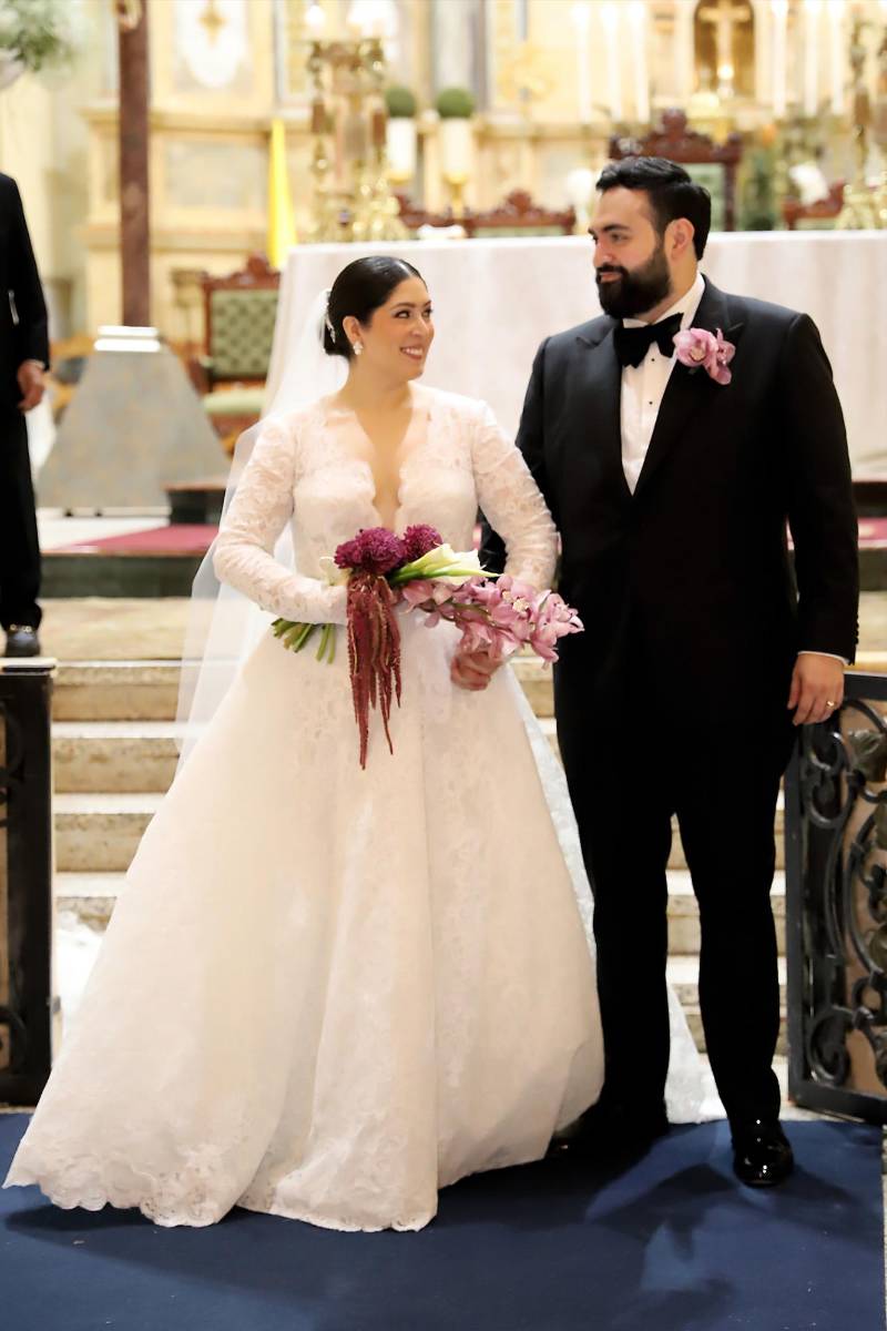 Con una mirada de complicidad los felice novios al momento de salir de la Basílica de Suyapa para continuar con la celebración