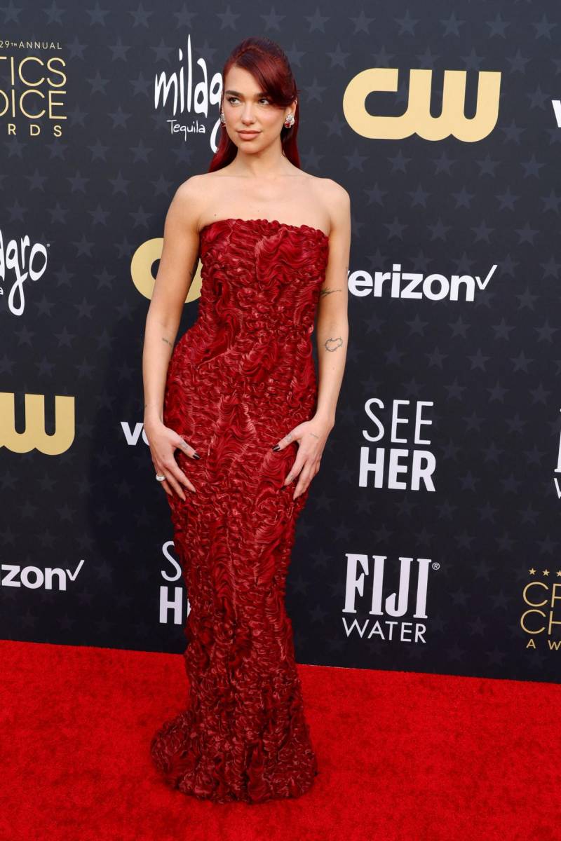 Dua Lipa en un strapless dress by Prada, que complementó con joyas de Tiffany &amp; Co.