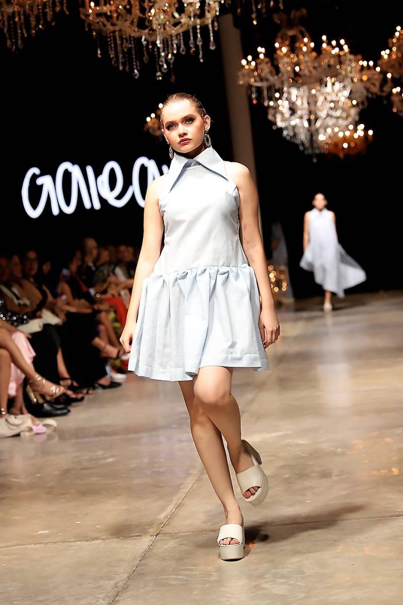 Los vestidos girlo con cuellos desmontables para los largos días del verano