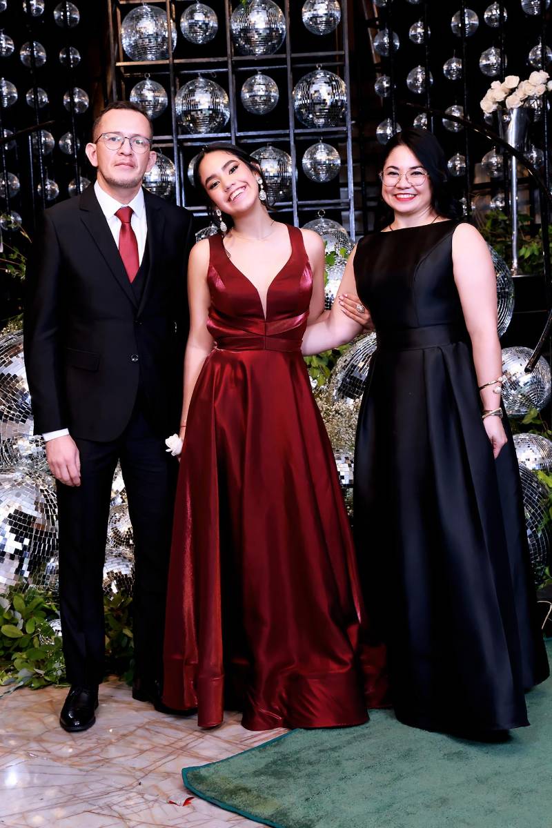 Gabriel Álvarez , Gabriela Álvarez con Reina Flores