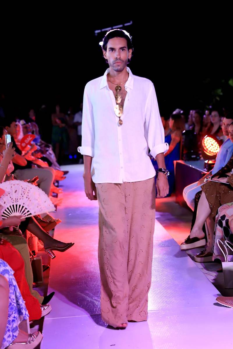 La pasarela de Roatán Vibes Boutique en el Roatán Fashion Show 2025