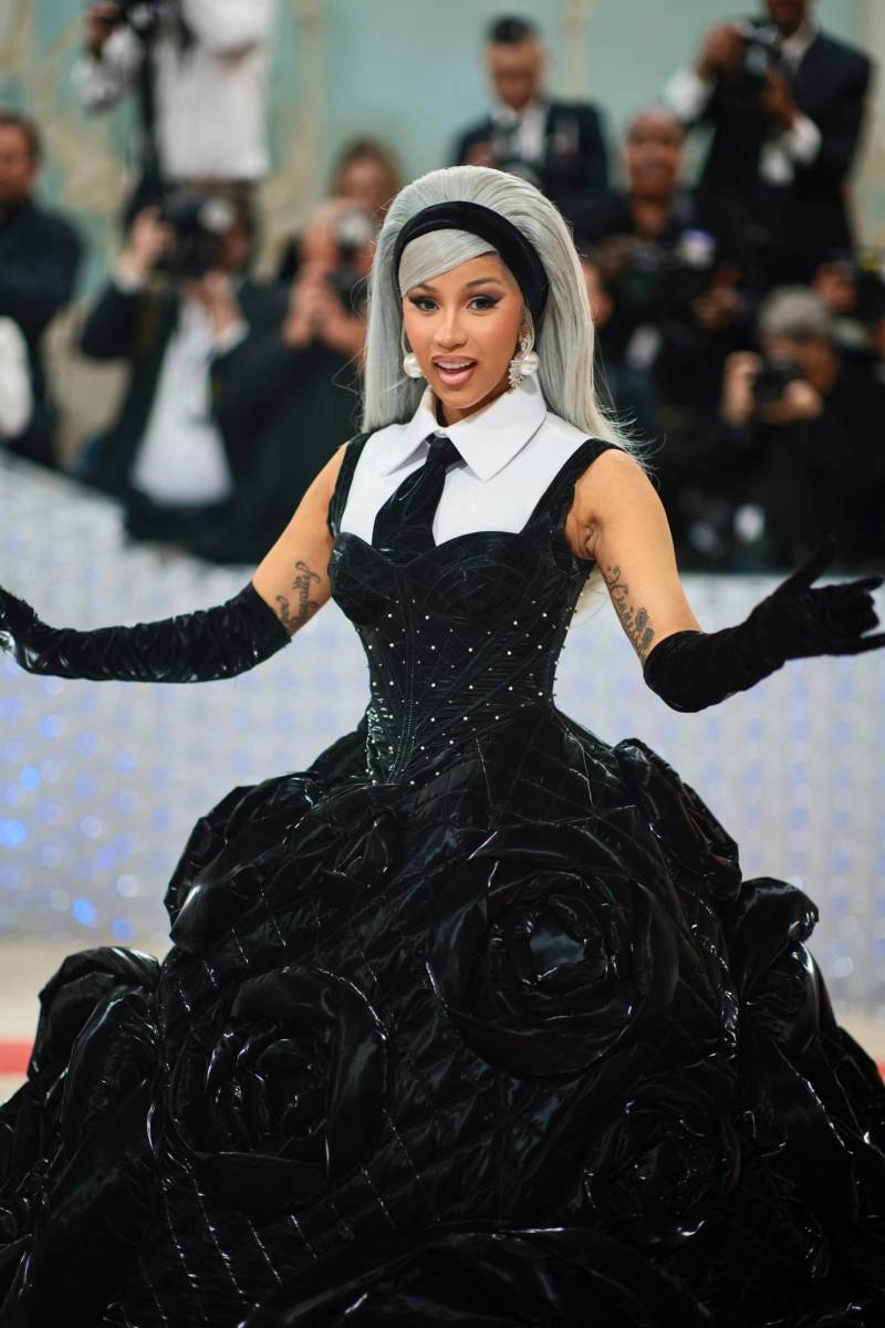 Cardi B en un look by Thom Browne