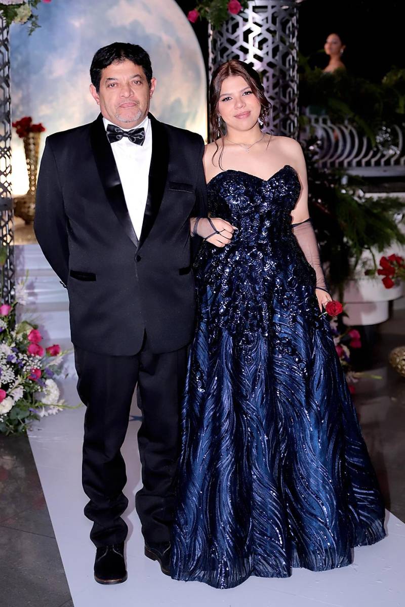 Desfile padres e hijos de la prom 2024 del Instituto San José del Carmen