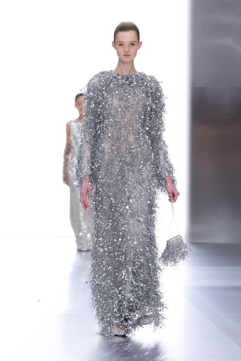 El plateado se impuso notablemente en los looks de la pasarela. 