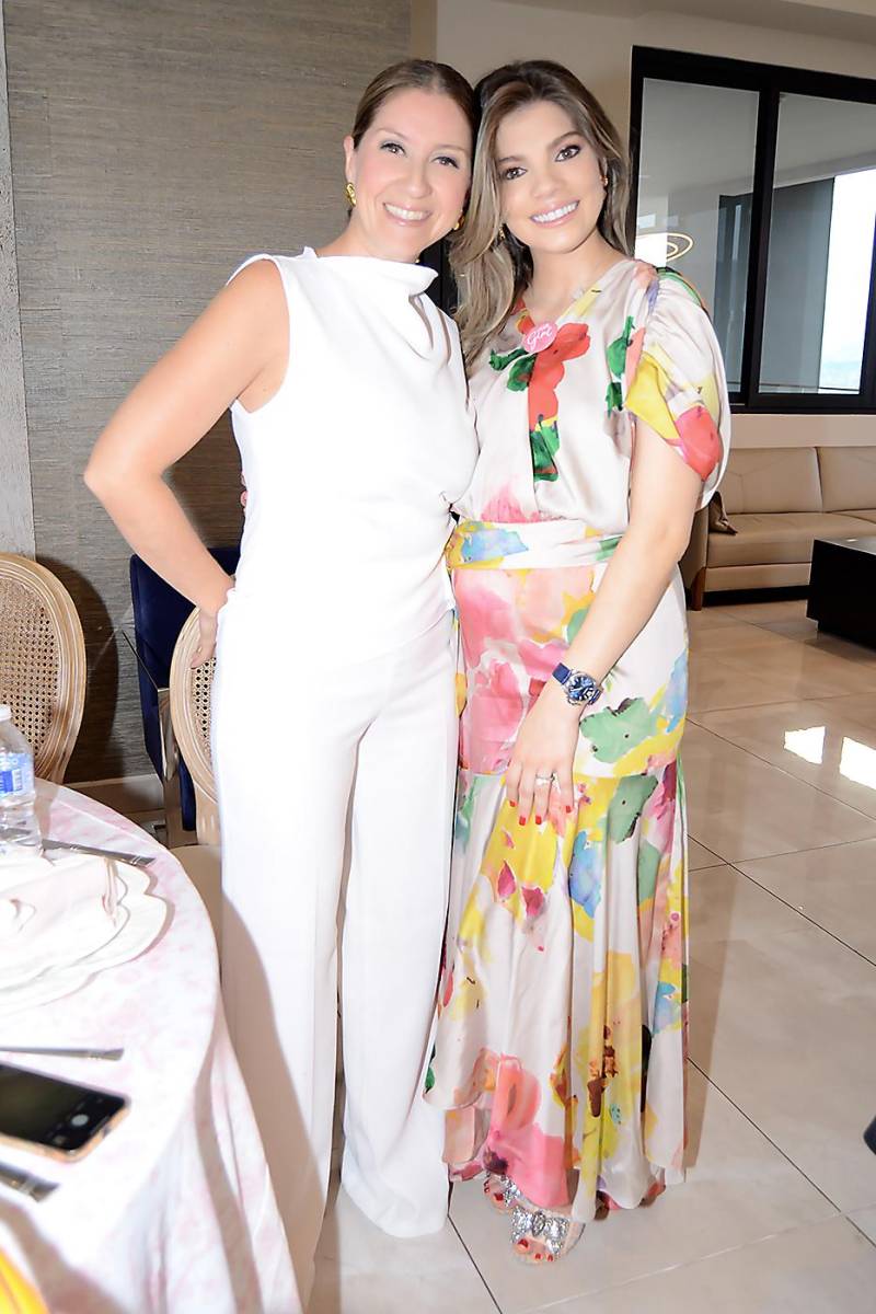 Karen Uclés y Corina Flores