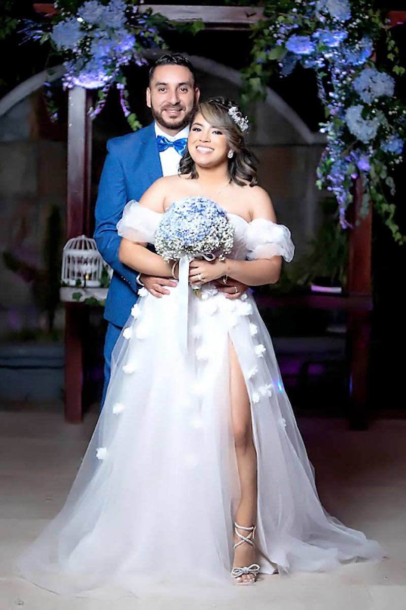 Estuvieron presentes los padres de los novios: Maximo Soriano y Martha Ramires; Gustavo Cortes y Claudia Bonilla, así como sus padrinos: Rolando Bonilla y Katherine Calix