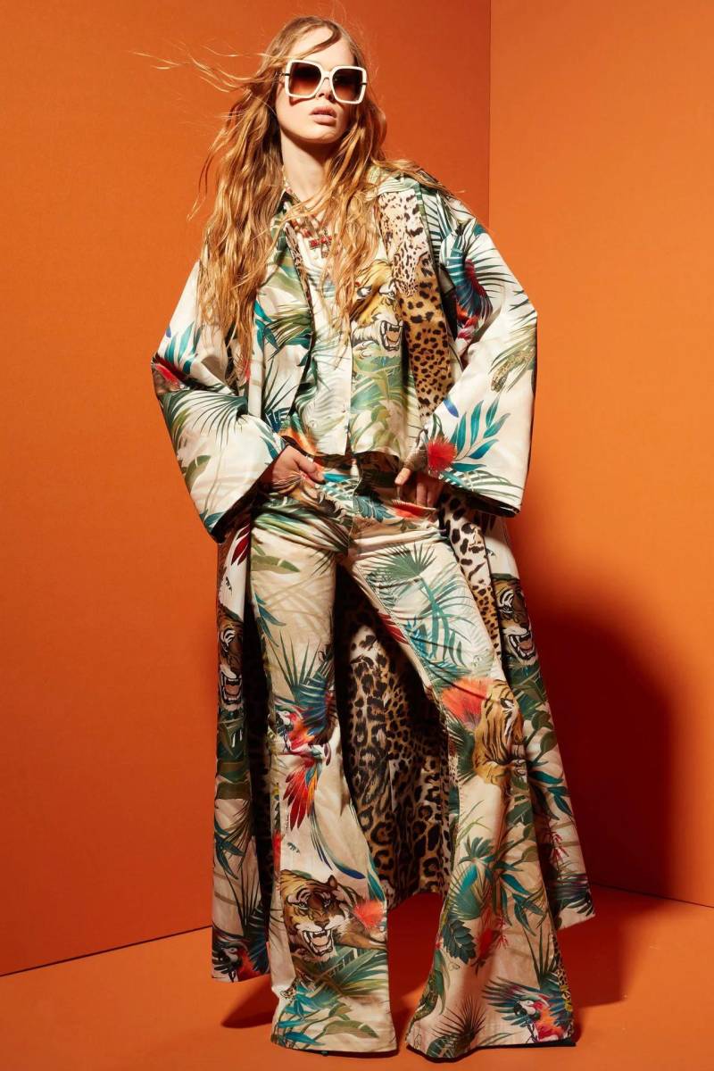 Toda una mezcla del ADN del diseñador Fausto Puglisi del sur de Italia, la fauna hawaiana, la sastrería elegante y los trajes de noche fáciles de llevar.