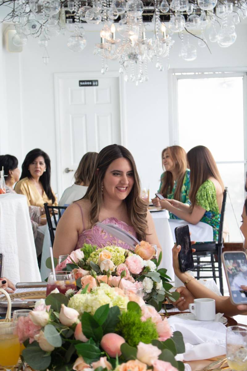 El bridal shower se realizó en el restaurante El Mezzonite Bistro &amp; Deli, donde Gerardo Trejo agregó detalles primaverales a la especial celebración organizada por: Ivanna Lagos, Kimberly Kawas, Tiara Khoury, Victoria Ramírez, Paola Ramírez, Arwa Canahuati y Ana Qubain, Jazmín y Haneen Sada, Jamalat Larach.