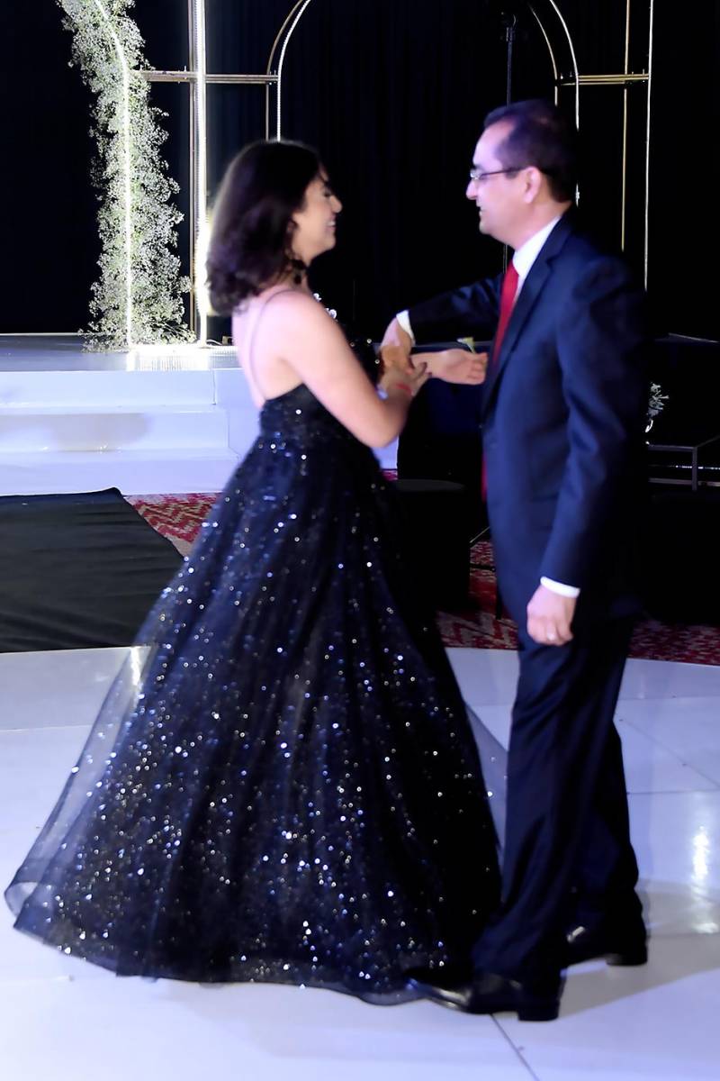 Con emociones compartidas, María José y su padre José Antonio Zúniga bailaron<i> The Way you Look Tonight</i>