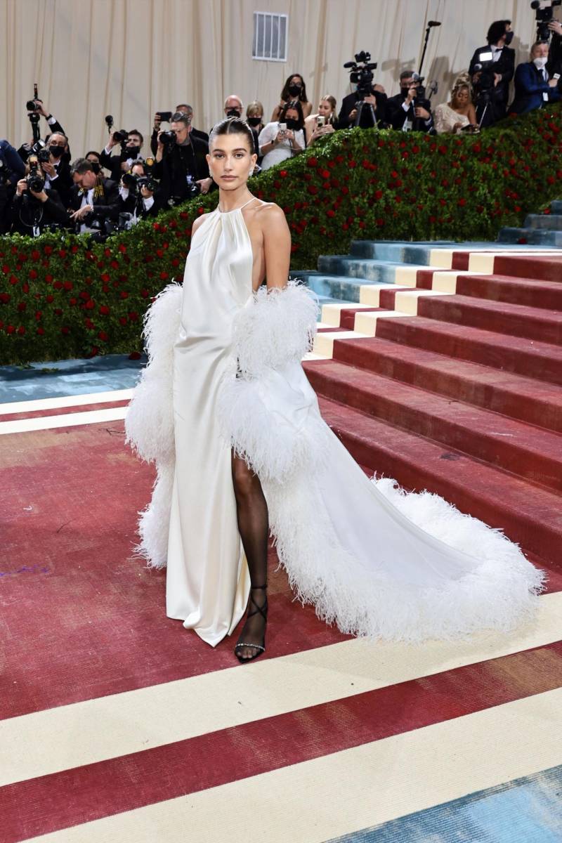 Hailey BieberDurante un reciente podcast, la modelo explicó que se encontraba desarrollando nuevos productos de limpieza facial de la marca Rhode, por lo que no pudo ir a la Met Gala. Pero reveló que espera poder ir el próximo año.