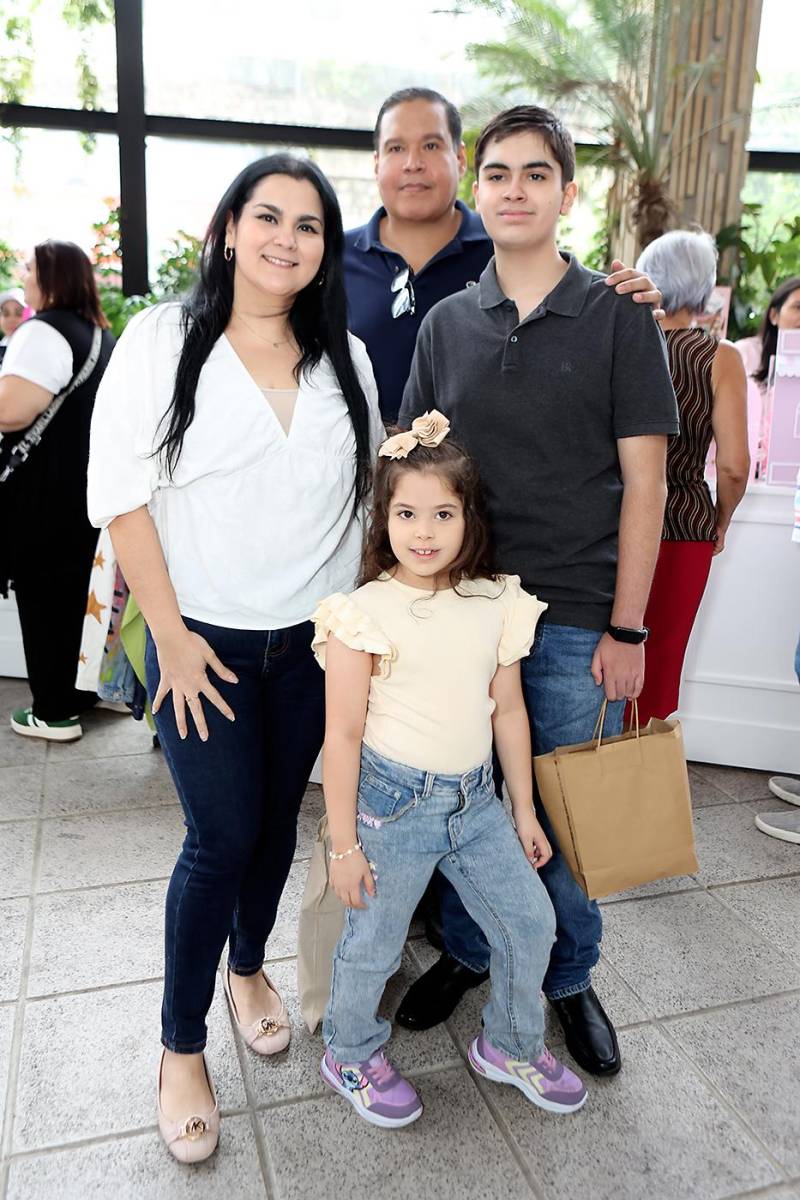Cinthia Bonilla, Carlos Cabrera, Alejandro y Lucía Cabrera.