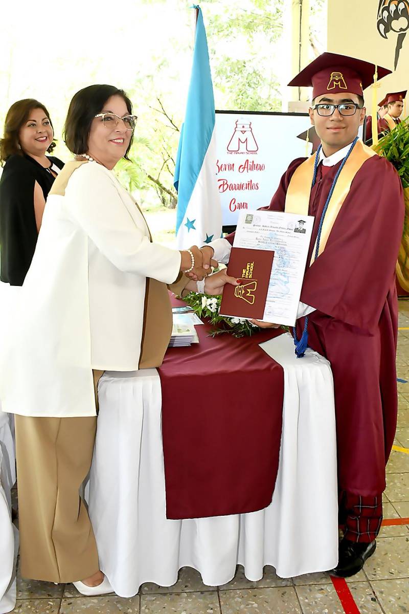 Entrega de títulos de la Mayan School 2023