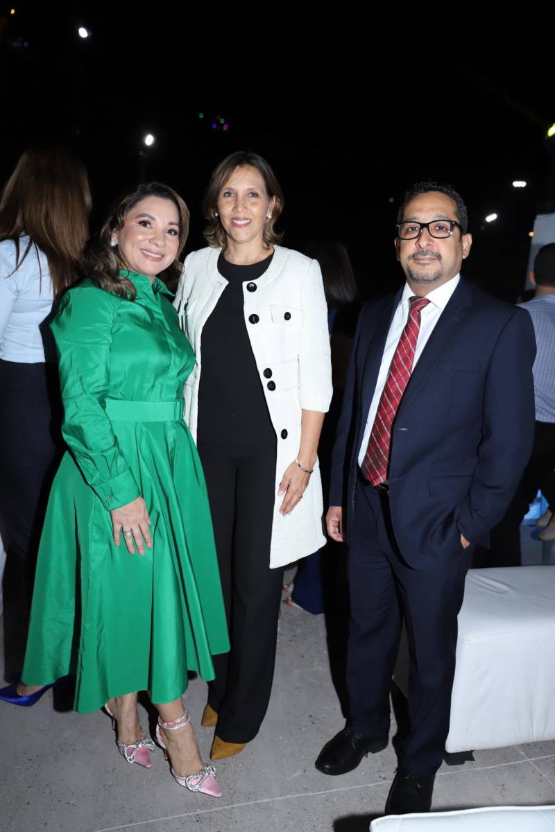 Sandra Noguera, Karen Rheinboldt y Mario Varaona
