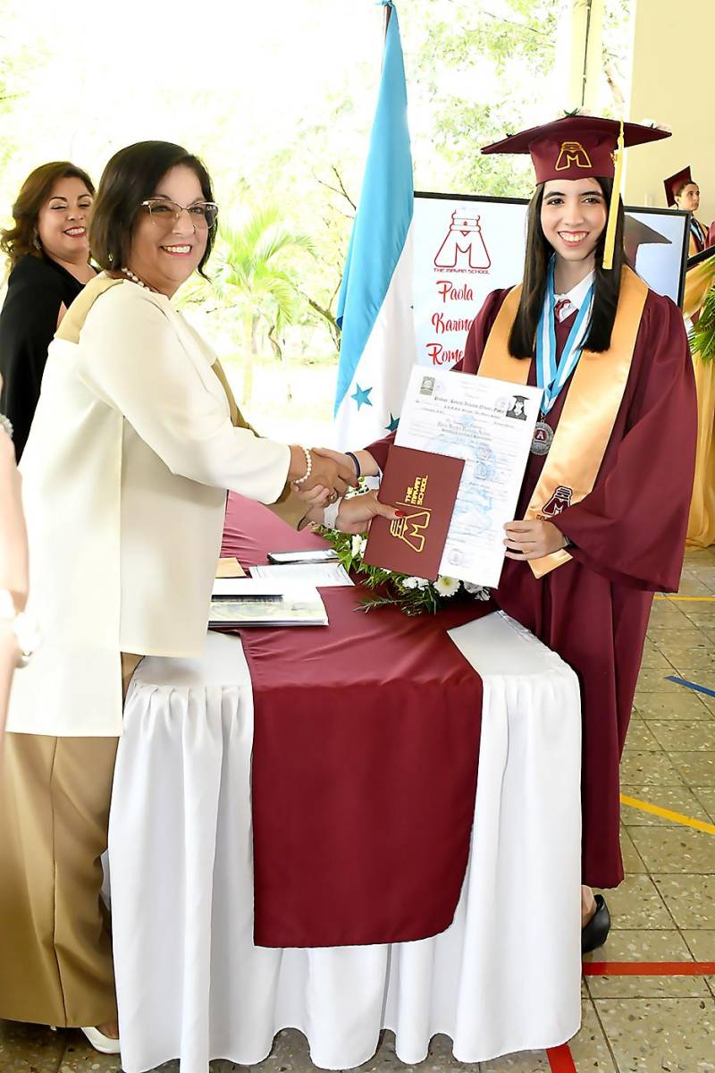 Entrega de títulos de la Mayan School 2023