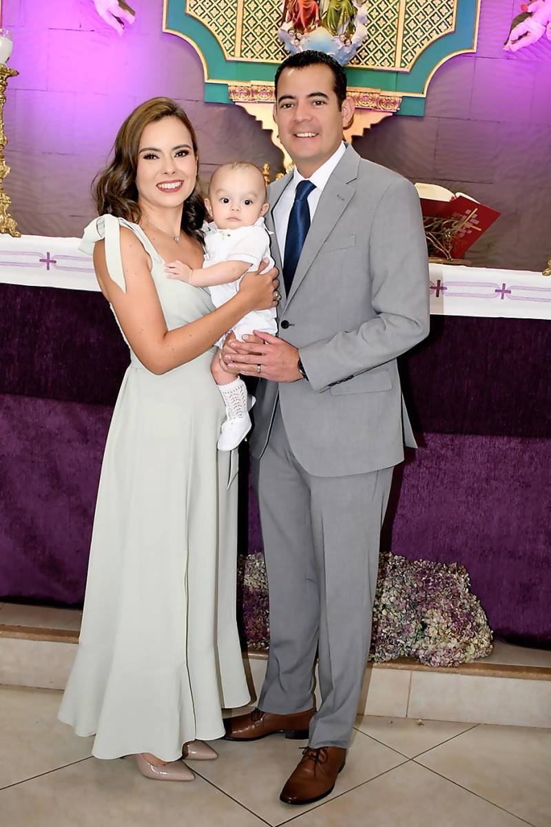Darwing y Eugenia Aguilar con el pequeño Alvaro