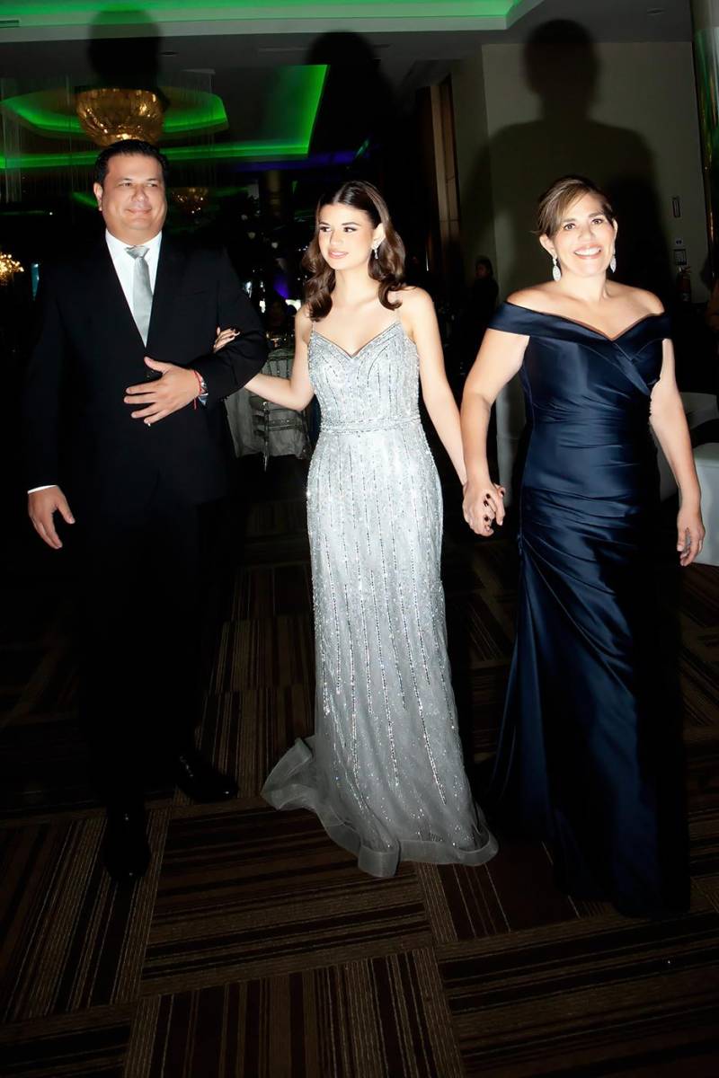 Raúl Peña, María Elisa y Karla Tosta.