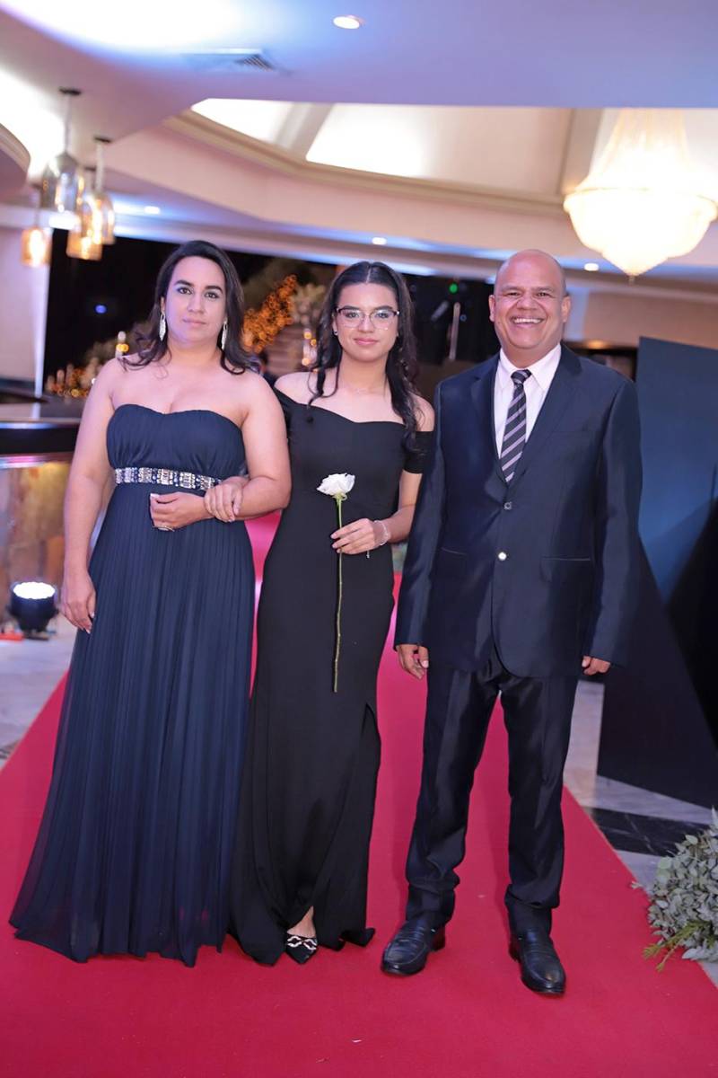 Desfile padres e hijos de la prom 2024 del Instituto Sagrado Corazón