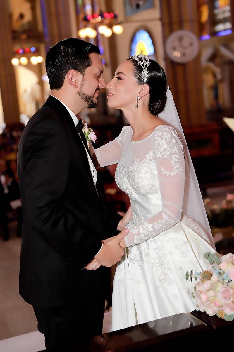 Con un beso sellaron su compromiso matrimonial