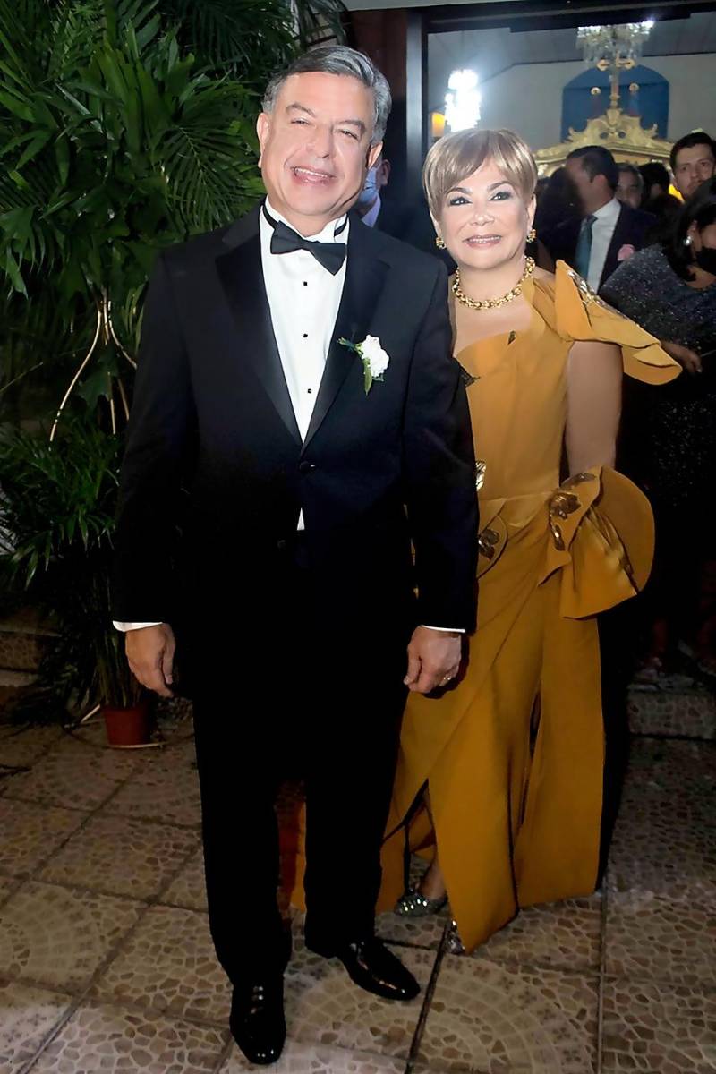 Tomas y Pamela Vaquero, padres de la novia