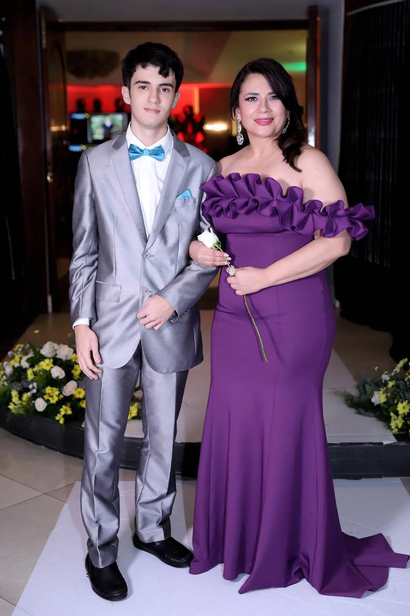 Desfile padres e hijos de la prom 2025 del Instituto San Miguel