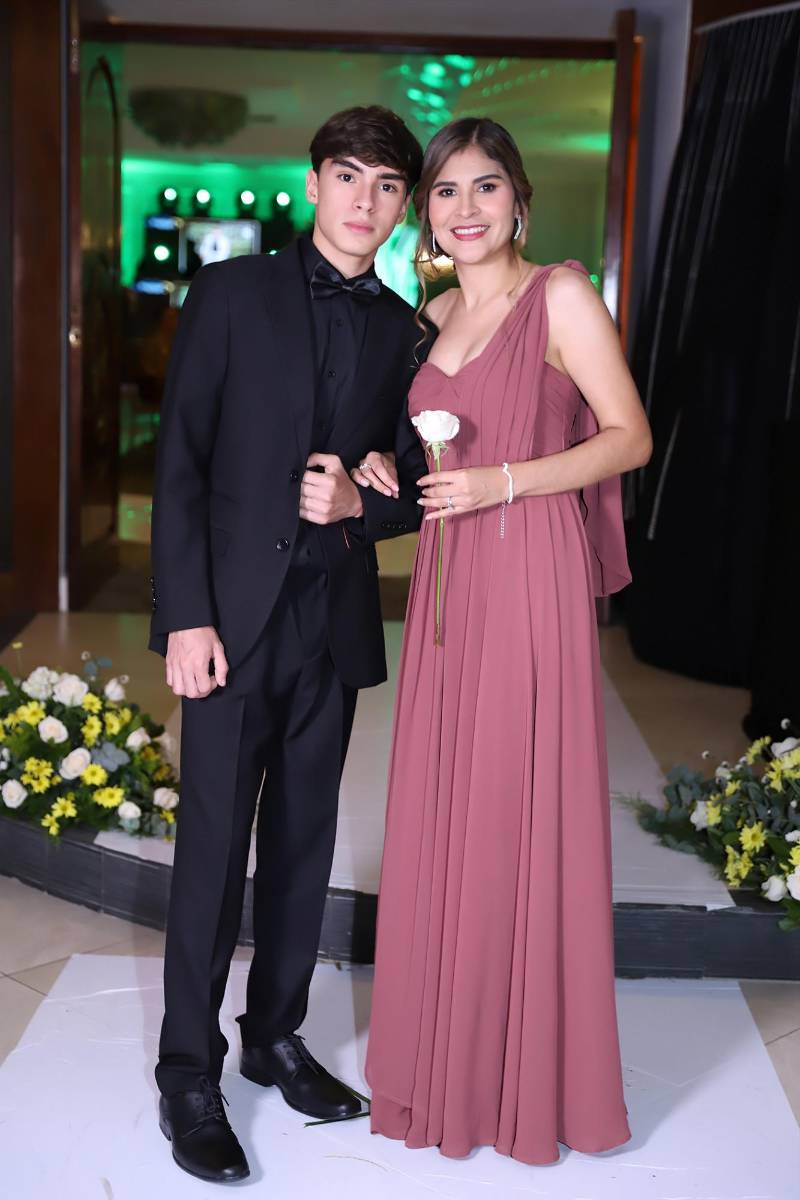 Desfile padres e hijos de la prom 2025 del Instituto San Miguel