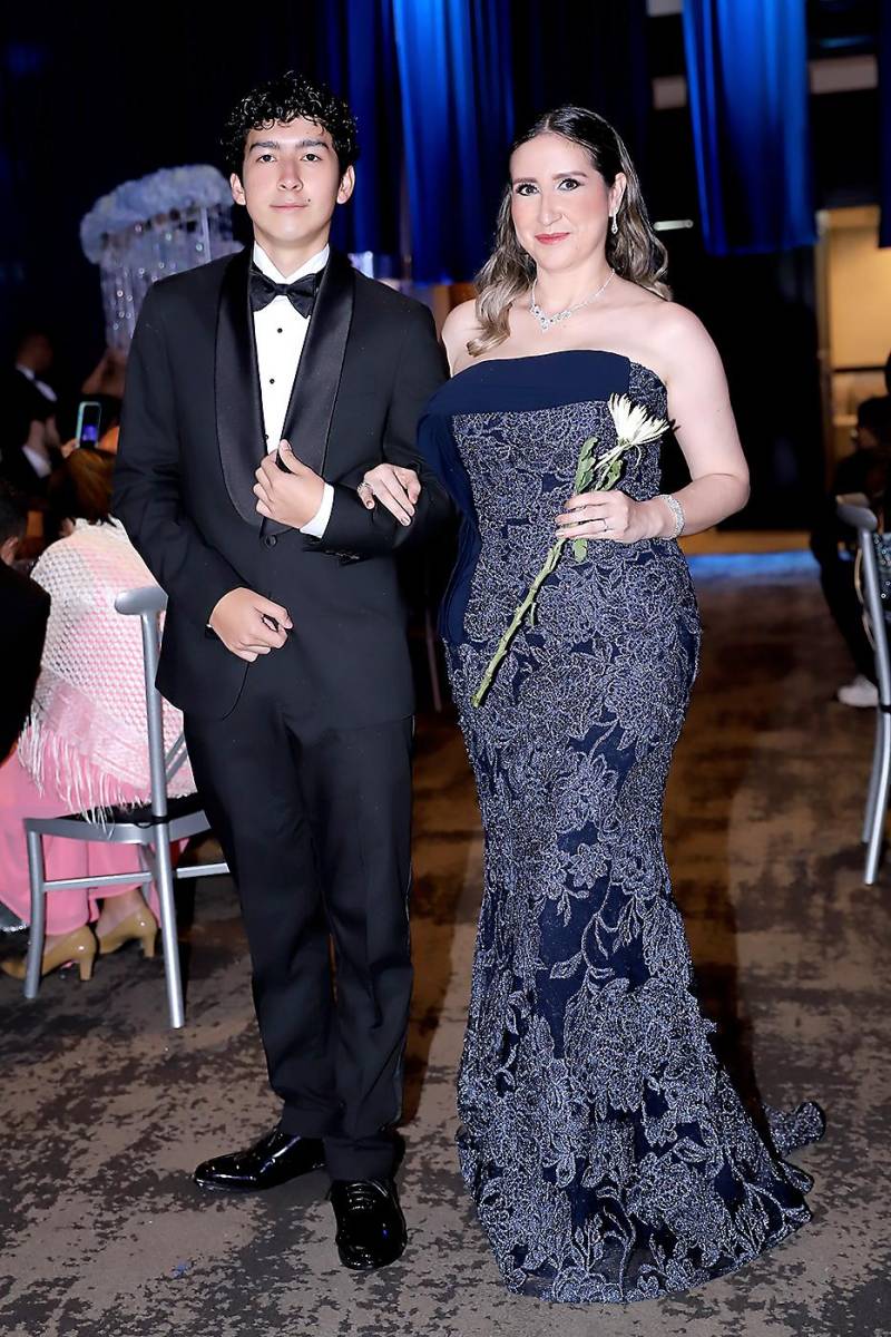 Desfile padres e hijos de la prom de DelCampo School 2024