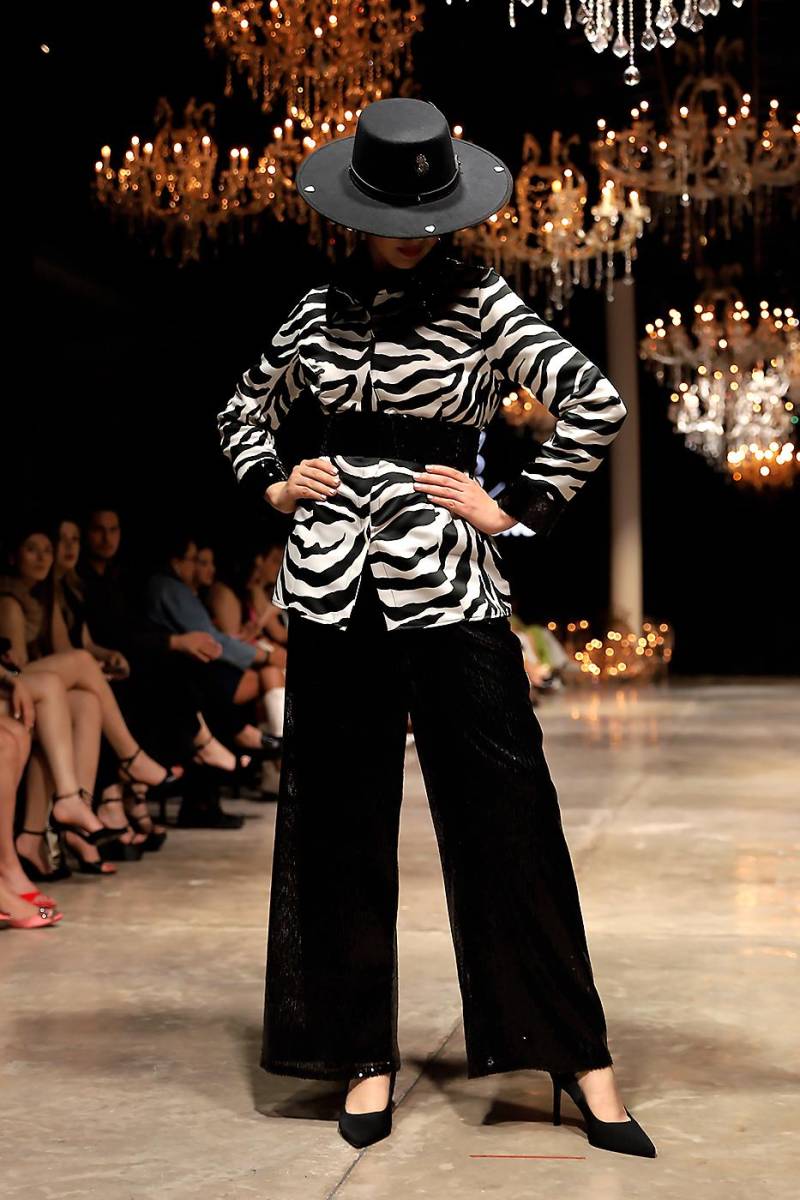 Palazzo pants se vuelven esenciales en esta apuesta en la que no faltan detalles como cinturones que definen la silueta