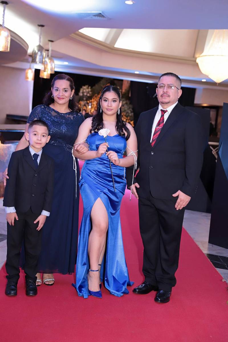 Desfile padres e hijos de la prom 2024 del Instituto Sagrado Corazón