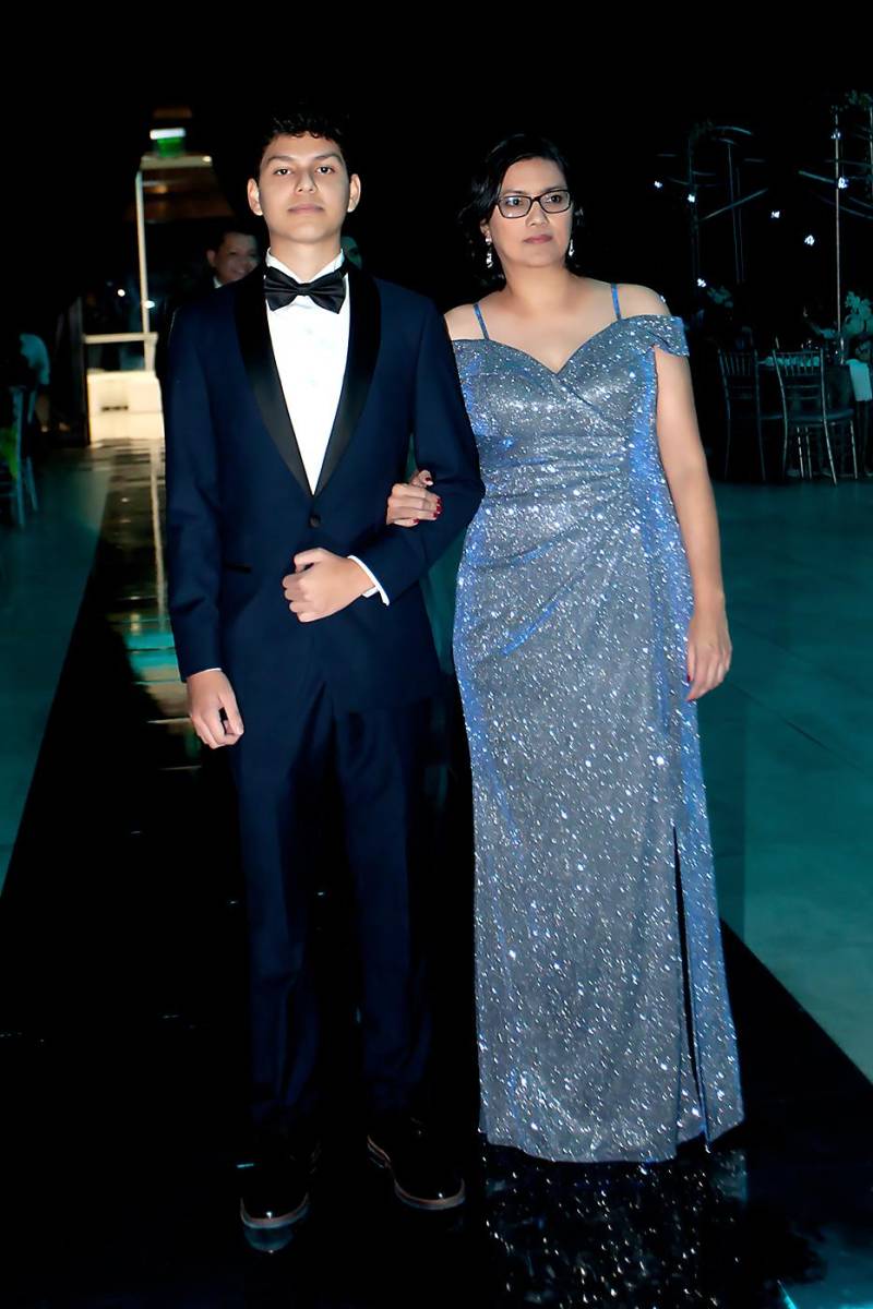 Juan Sabillón y su madre Jessica Sabillón.