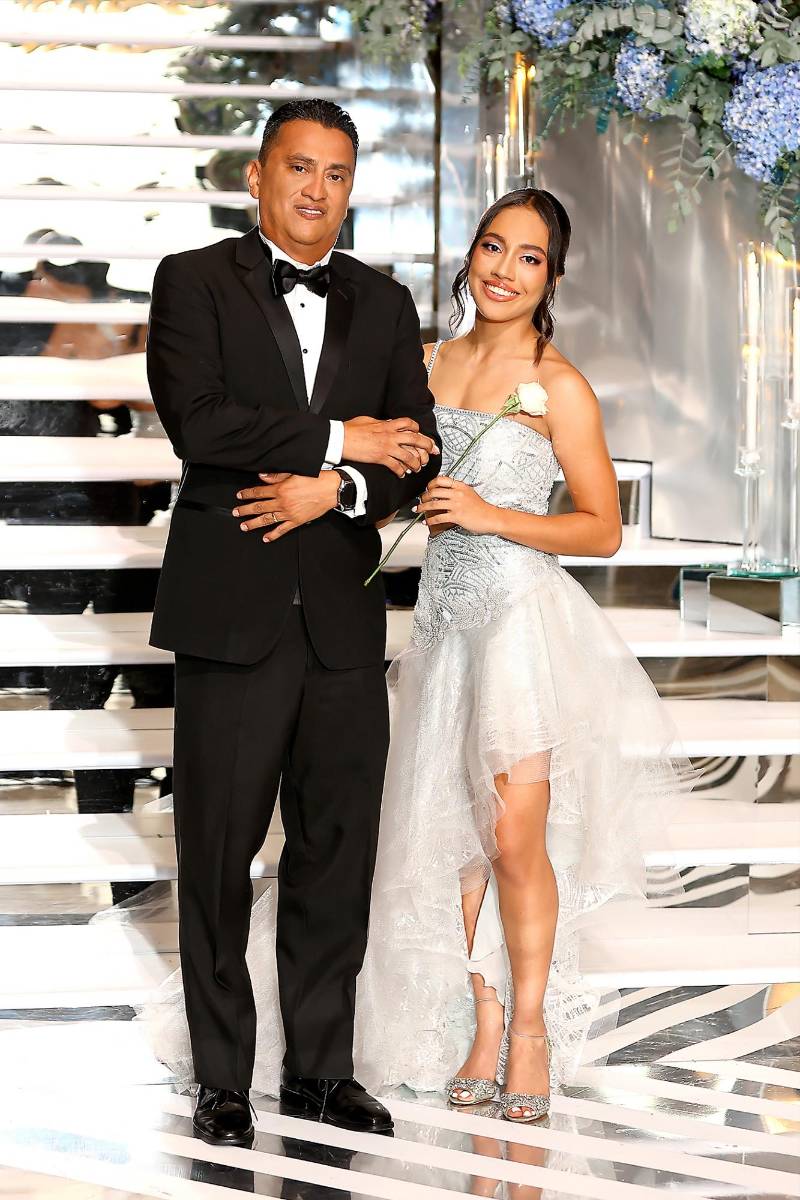Isabella María Ribera Salazar con su padre Flavio Ribera 