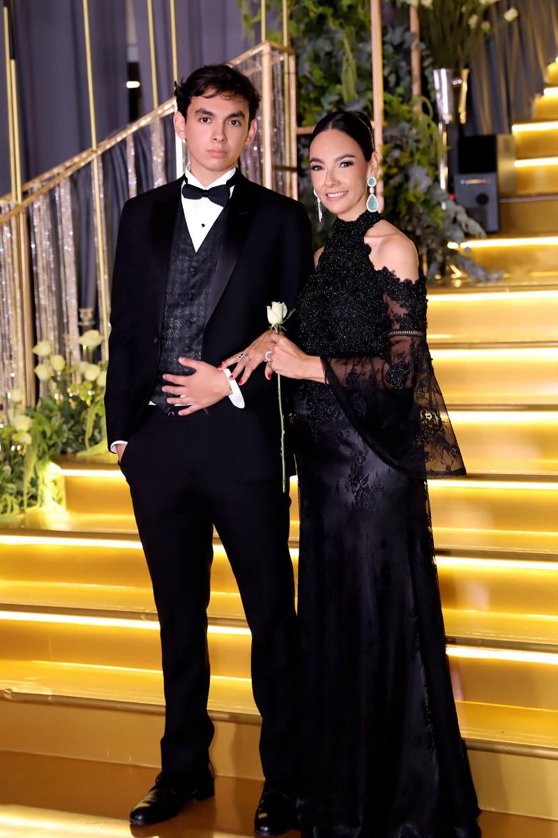 Abraham Santiago Andonie con su madre Cecilia Flores