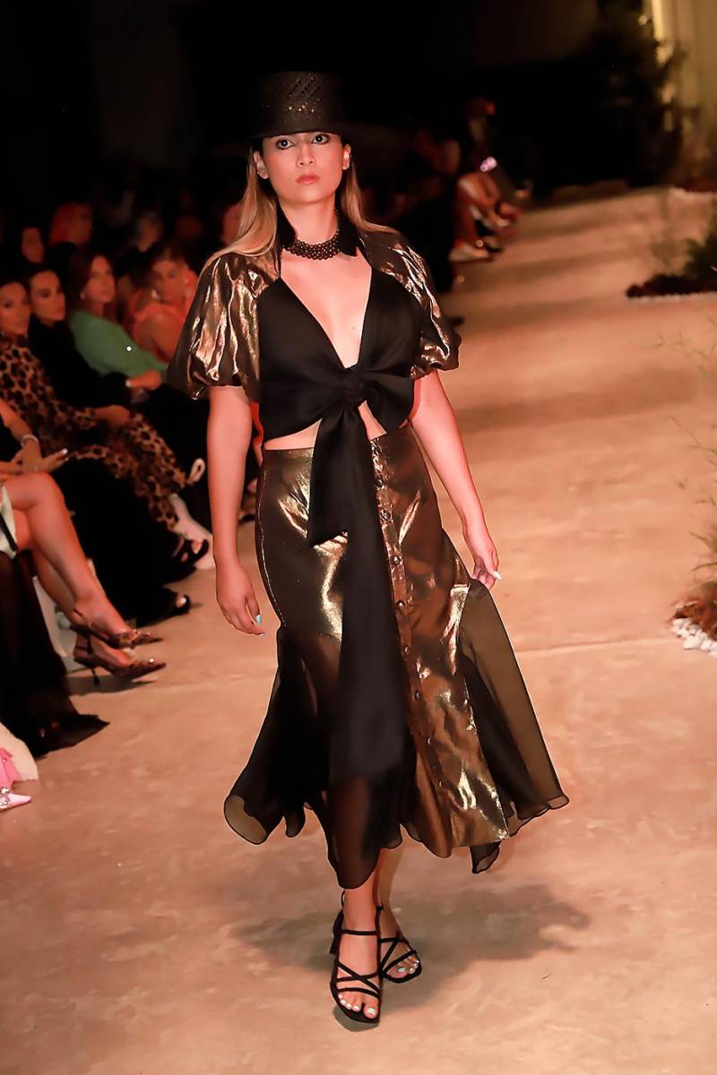 El bronce y el negro brillan en las noches veraniegas de fiesta con delicadas blusas que se anudan a la cintura en una interesante muestra de texturas