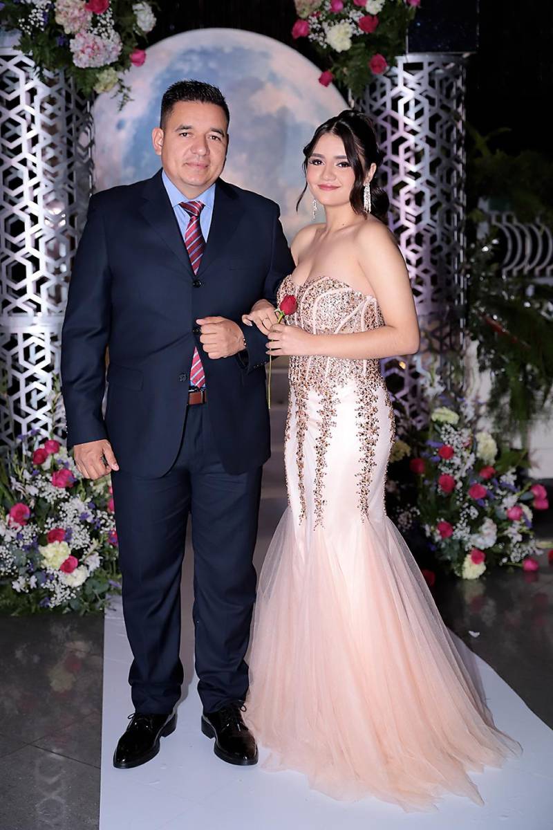 Desfile padres e hijos de la prom 2024 del Instituto San José del Carmen
