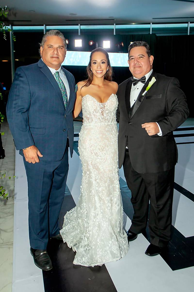 Basilio Fuschich con los recién casados Johana y Geovani Chahín.