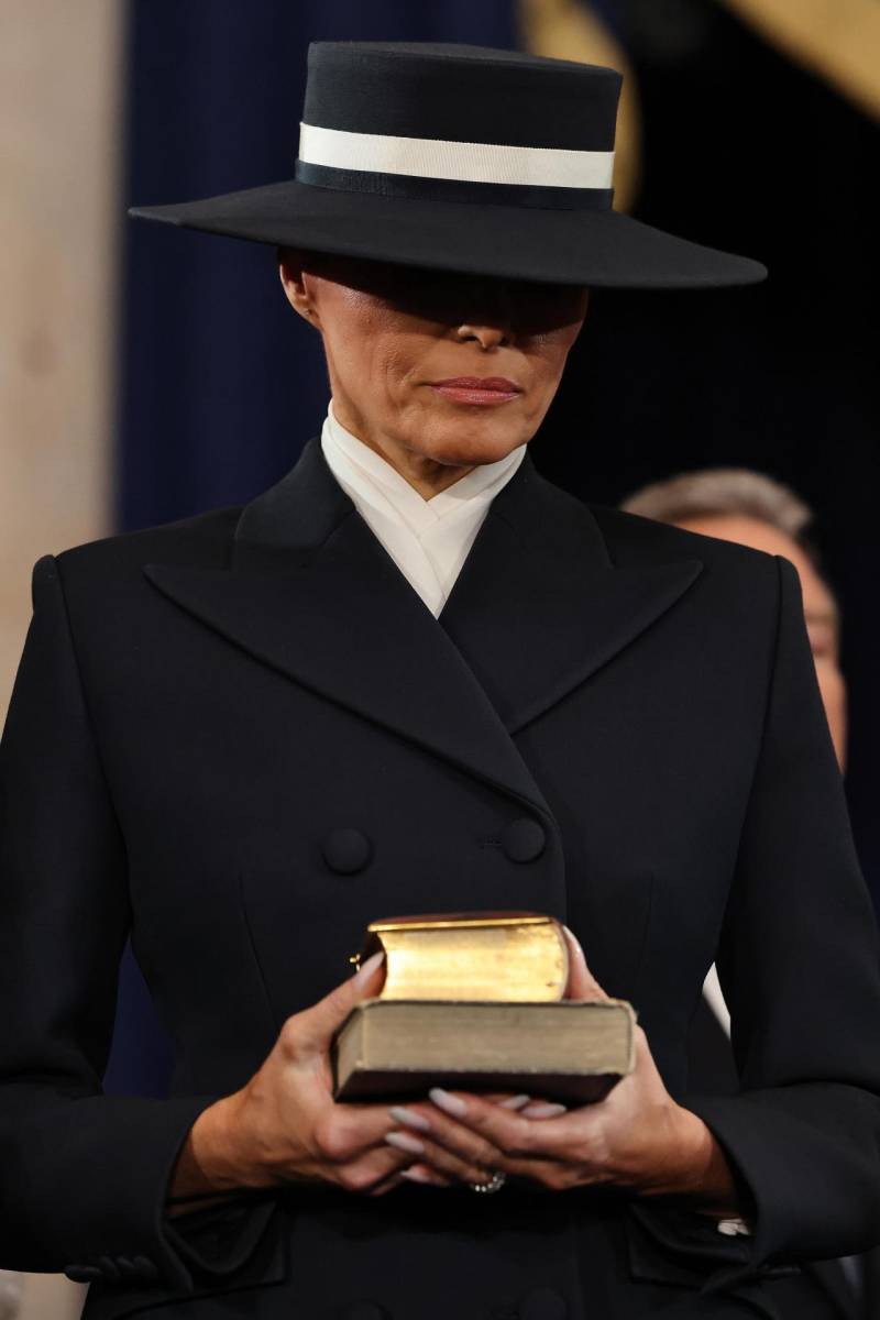La primera dama Melania Trump sostiene dos biblias durante la ceremonia de juramentación, una perteneciente a su esposo Donald Trump y la otra del expresidente Abraham Lincoln. 