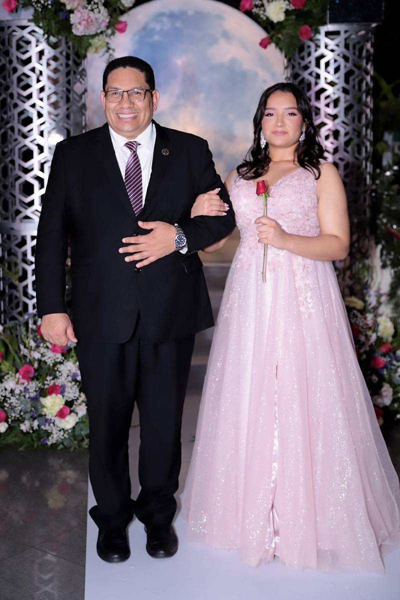 Desfile padres e hijos de la prom 2024 del Instituto San José del Carmen