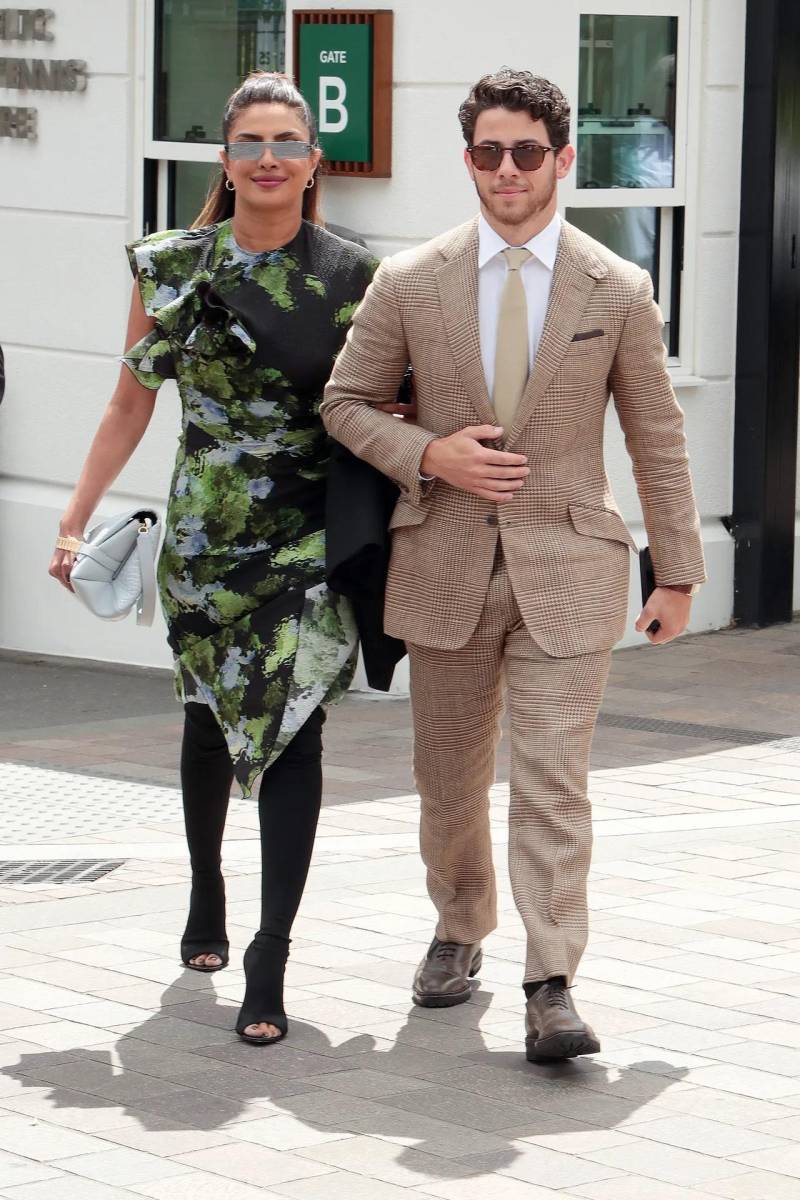 Priyanka Chopra y Nick Jonas, ella lució un vestido estampado con botas peep-toe