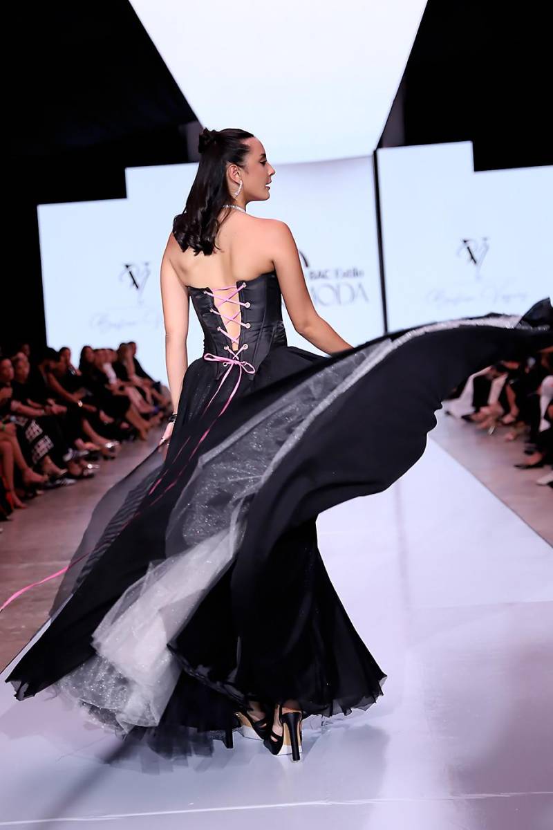 Vestido de gala strapless negro en línea A, clásico, sobrio y poderoso