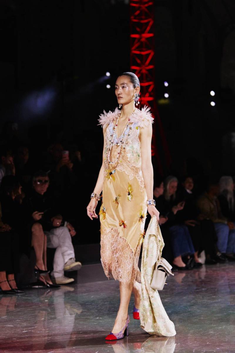 Una creciente sensación de iridiscencia, combinada con lo sedoso, sinuoso y fluido, se aprecia en algunos looks