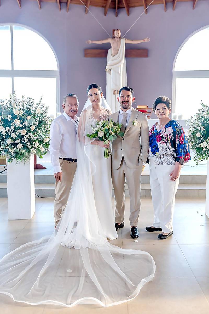 René y Esther Velásquez con los recién casados Stephanie y Daniel.