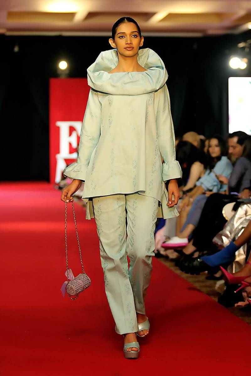 CUELLOS XL. Traje de pantalón y top de cuello voluminoso y drapeado, de inspiración floral by Luz Ernestina Mejía