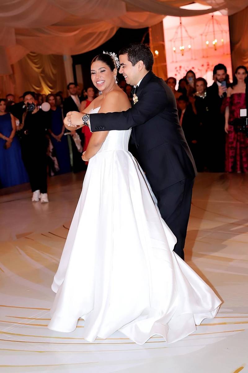Los novios inauguraron la pista de baile con “En Vivo y En Directo” de Carlos Vives
