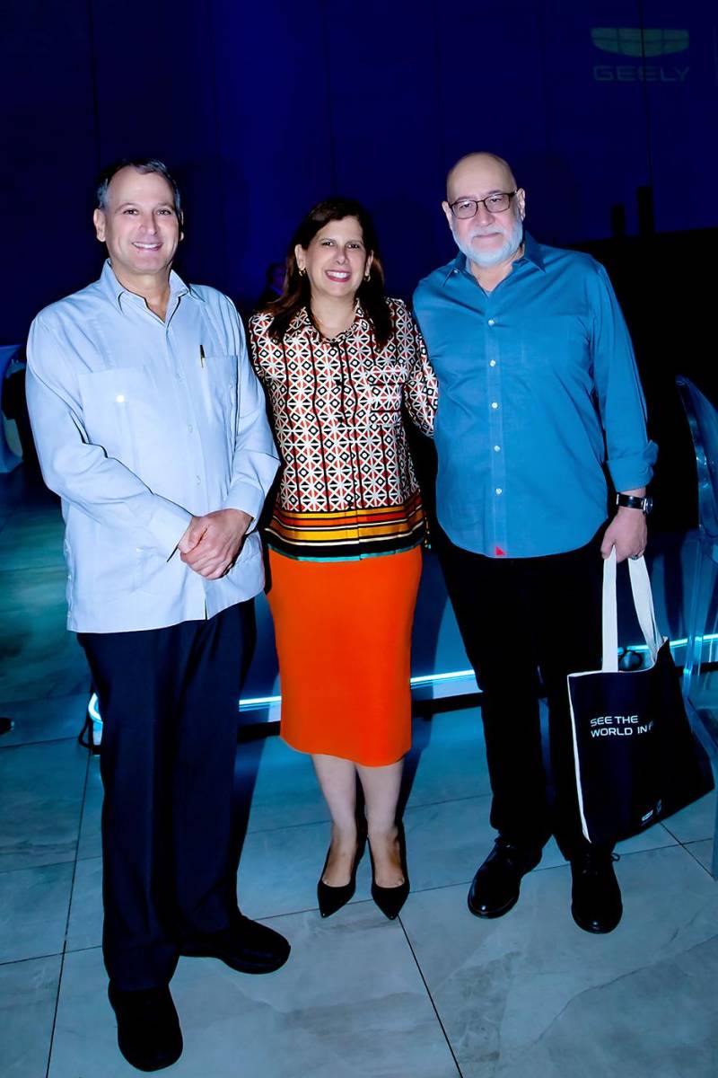 Luis Larach, Alexandra Vogelsang y Jorge Sikaffy.