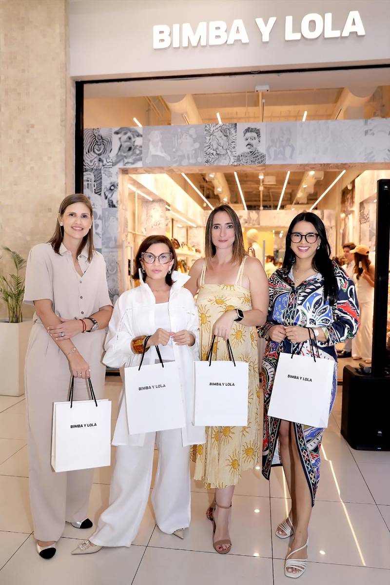 La nueva colección Cala Bimba llegó a Bimba y Lola con un evento lleno de moda y good vibes en Multiplaza Tegucigalpa. Durante la experiencia, los invitados conocieron de cerca las nuevas piezas de la temporada y disfrutaron de una styling session junto a Nineth Espinoza, quien compartió inspiración y consejos para crear looks versátiles y llenos de estilo. En la foto: Pamela Cruz, Blanca Bendeck, Nicole Hasbun y Norma Farías. 