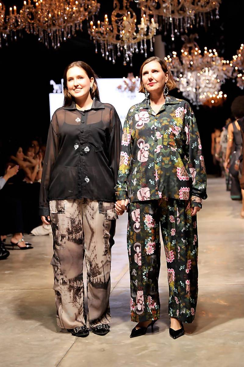 Francesca Heyer con su madre Sandra Yacamán, al final de la pasarela