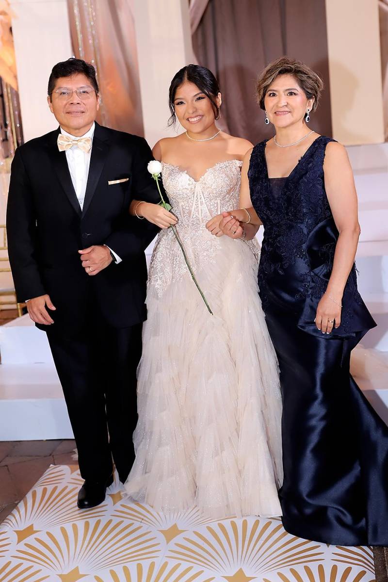 Esther Victoria Romero con sus padres Ricardo Romero y Norma Huarachi